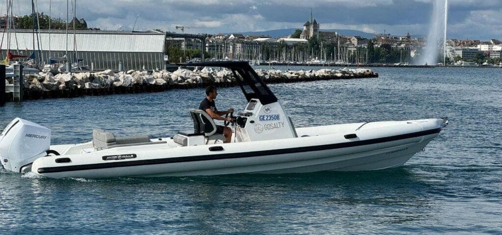 White Hydrohulls HH8 on Lake Geneva near the Jet d'Eau